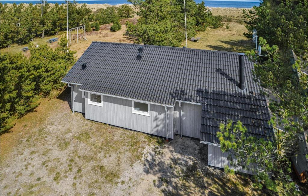 una vista aérea de una casa con techo en Cozy Home In Sby With Wifi en Nordost