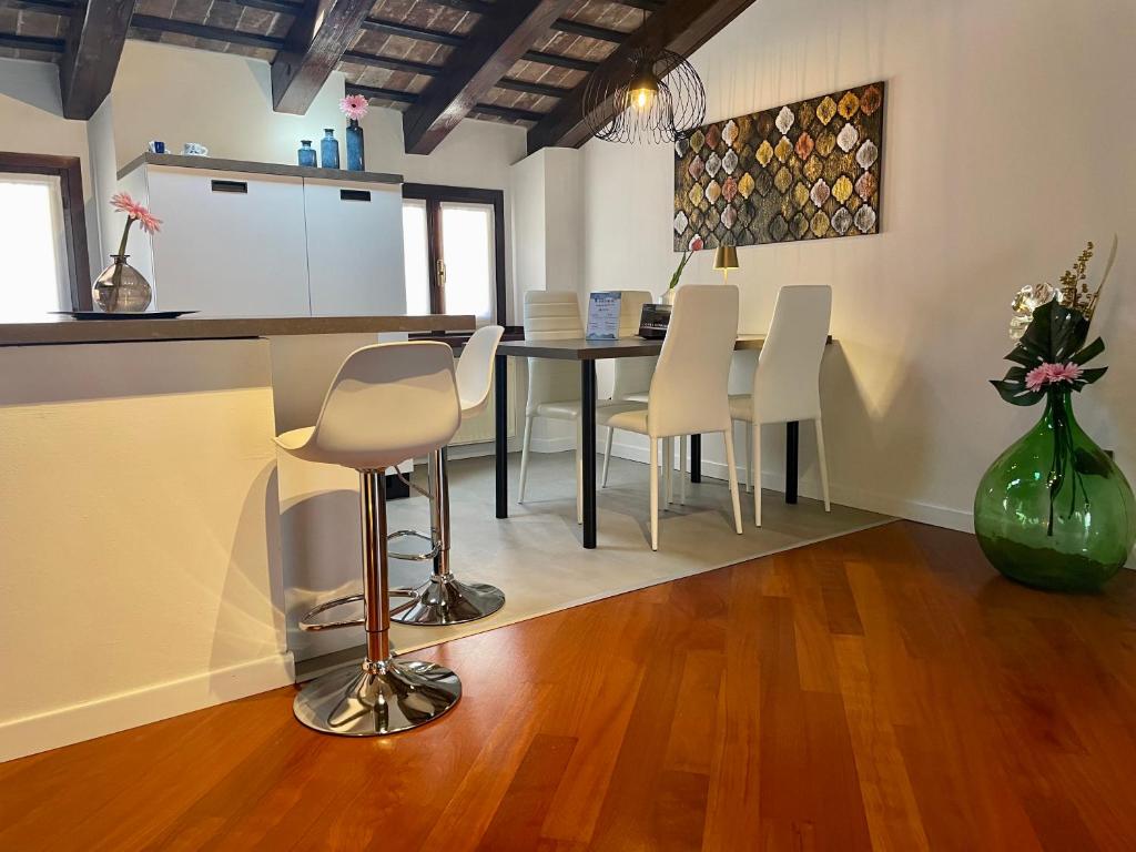 cocina y comedor con mesa y sillas en StaraGo Apartment, en Gorizia