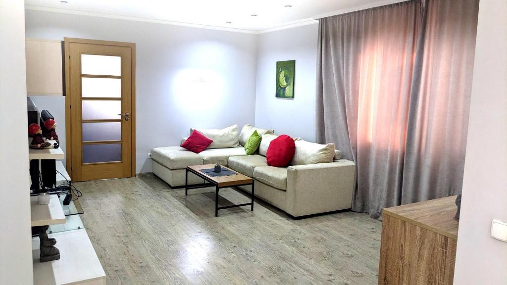 un salon avec un canapé et une table dans l'établissement Damaris Apartments, à Chişinău