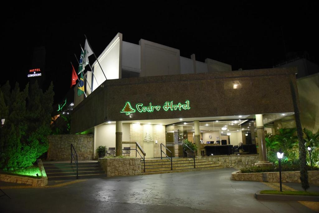 una tienda frente a un edificio por la noche en Cedro Hotel, en Londrina