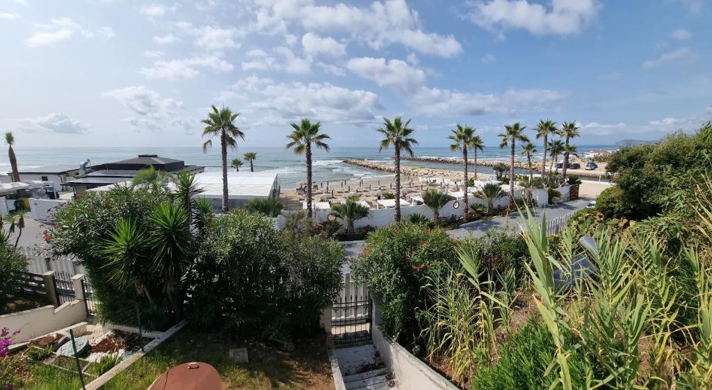 desde el balcón de un complejo con vistas a la playa en LA VILLA fronte SPIAGGIA BANDIERA BLU en Sperlonga