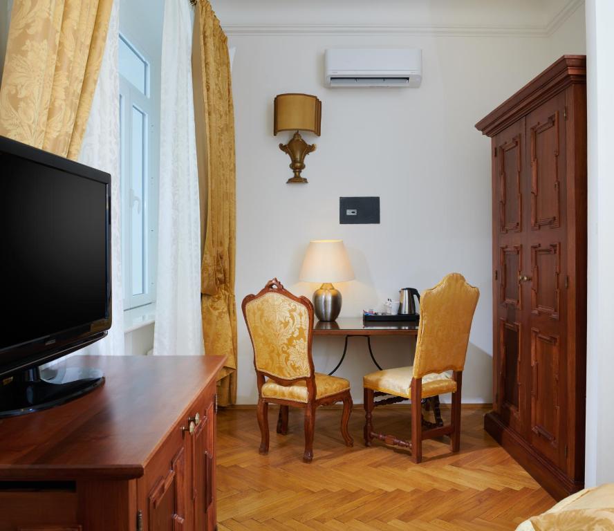 TV a/nebo společenská místnost v ubytování Charles Bridge Palace