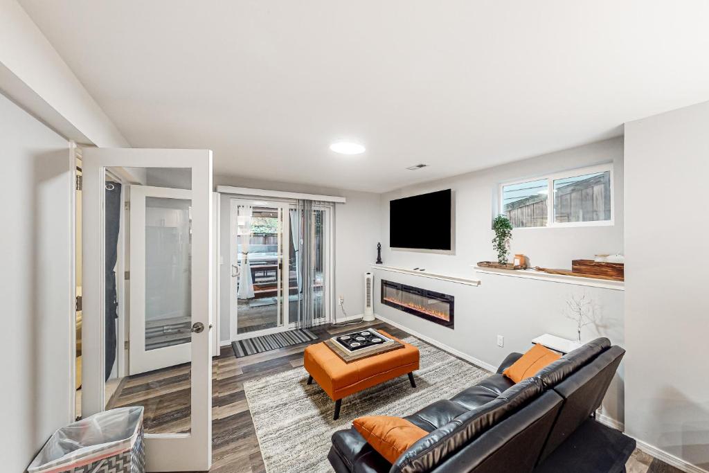 a living room with a couch and a tv at Woodin-villa in Woodinville