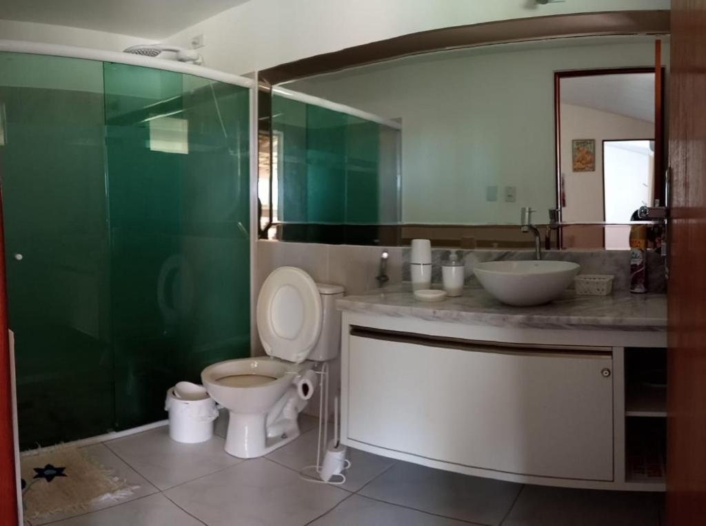 W łazience znajduje się toaleta, umywalka i prysznic. w obiekcie Casa Paradise Fiore w mieście Paripueira
