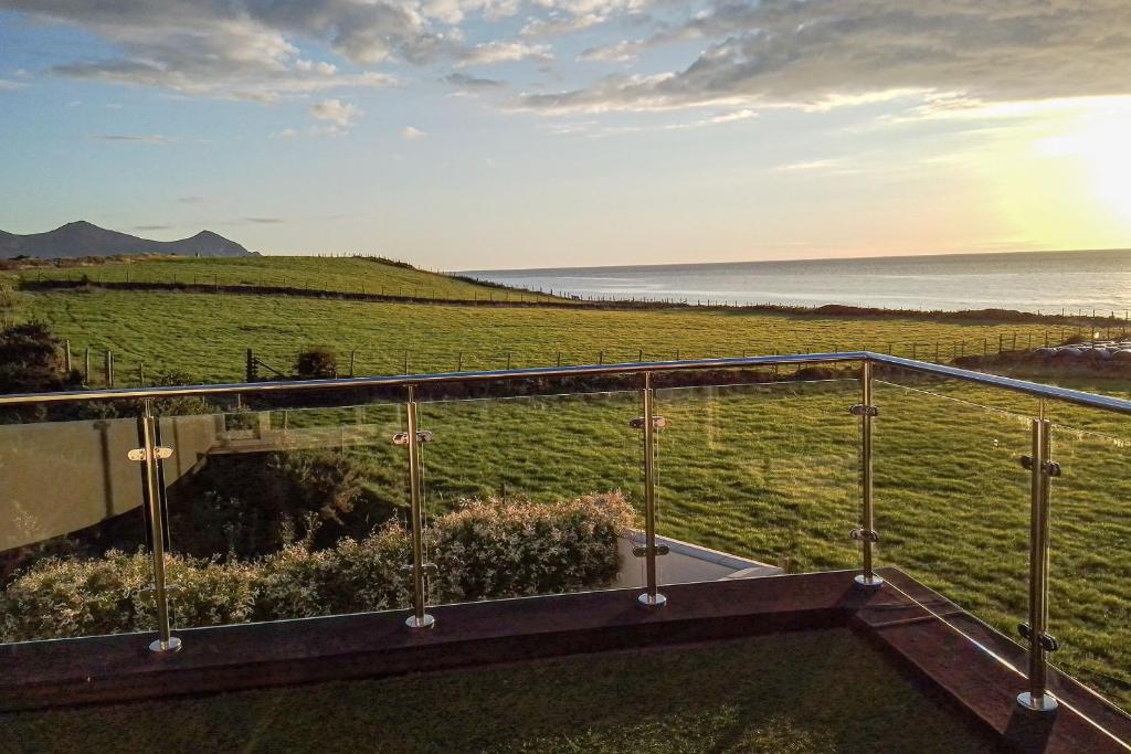 uma vista para o oceano a partir da varanda de uma casa em Angorfa em Caernarfon