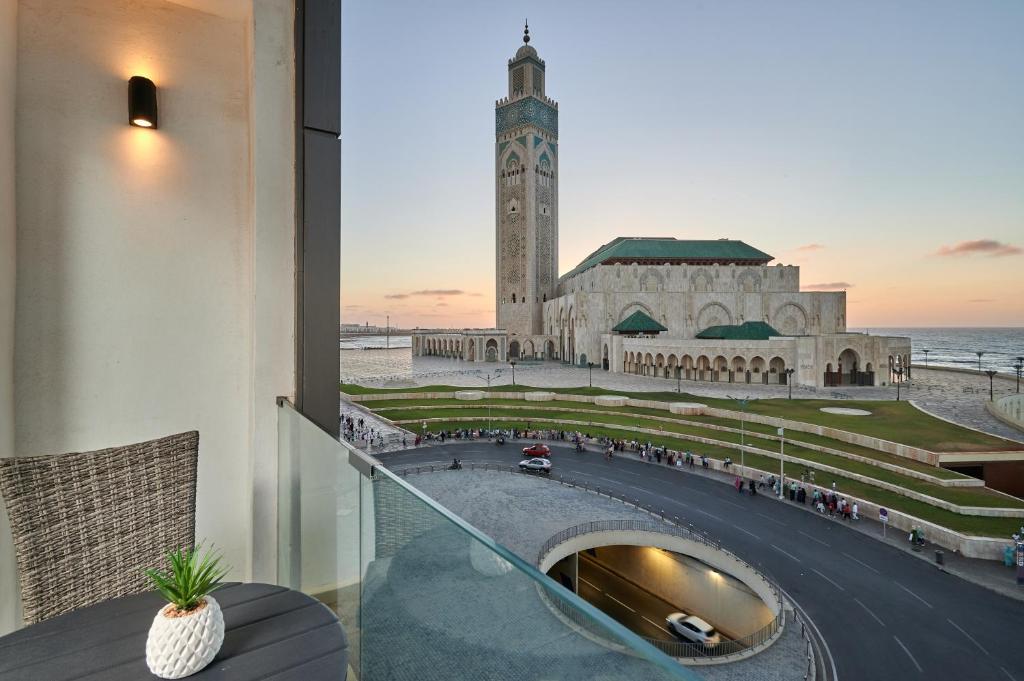 uma vista para um edifício com uma torre de relógio em Apartment Sea View B23 - Mosquée Hassan II - By TheCasaEdition em Casablanca