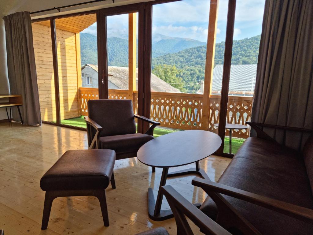 迪利然The Penthouse ,apartment with 2 bedrooms,whole apartment, апартмент целиком的带桌椅和大窗户的客厅