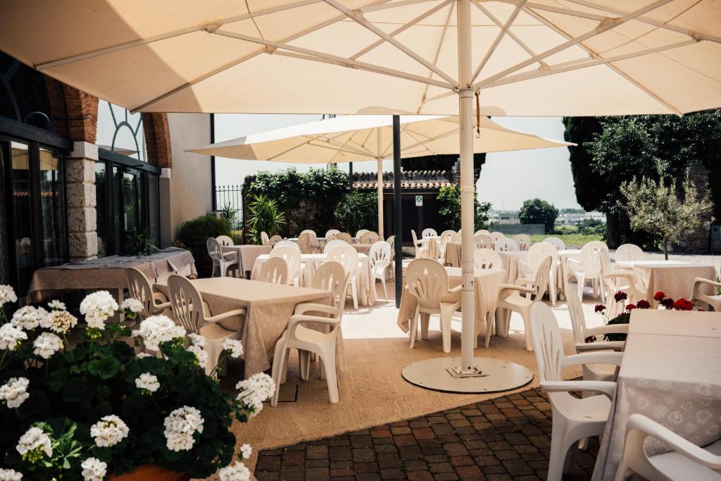 Reštaurácia alebo iné gastronomické zariadenie v ubytovaní Albergo La Meridiana