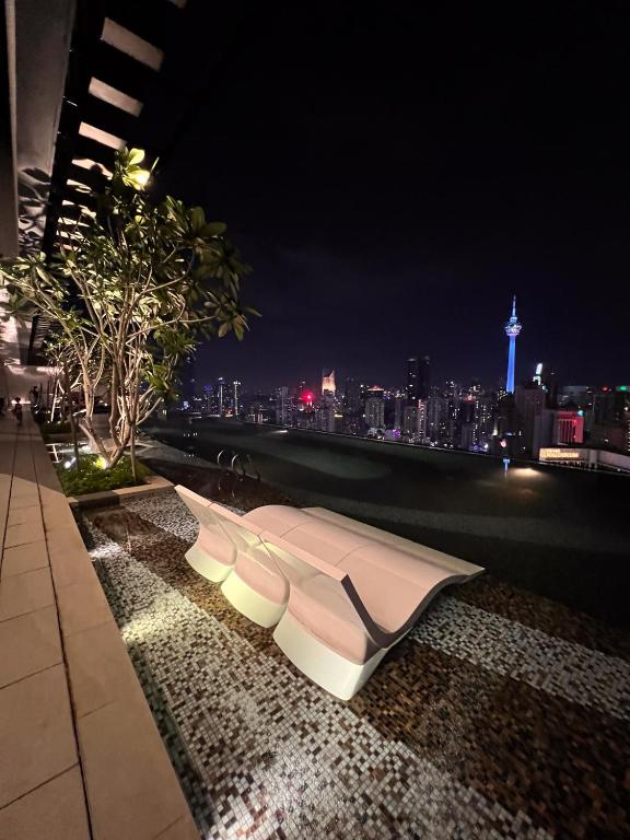クアラルンプールにあるInfinity Pool KL view Axon residence Bukit Bintang Iconiqueの夜の街のスカイラインの眺め