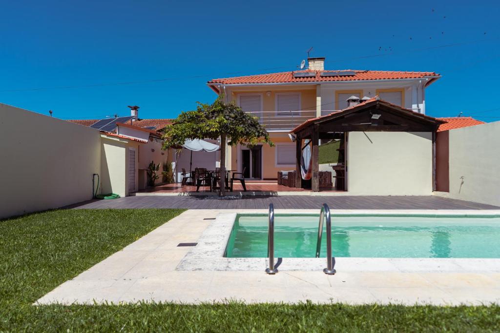 Πισίνα στο ή κοντά στο Retiro da Atafona Beach Pool House Yellow
