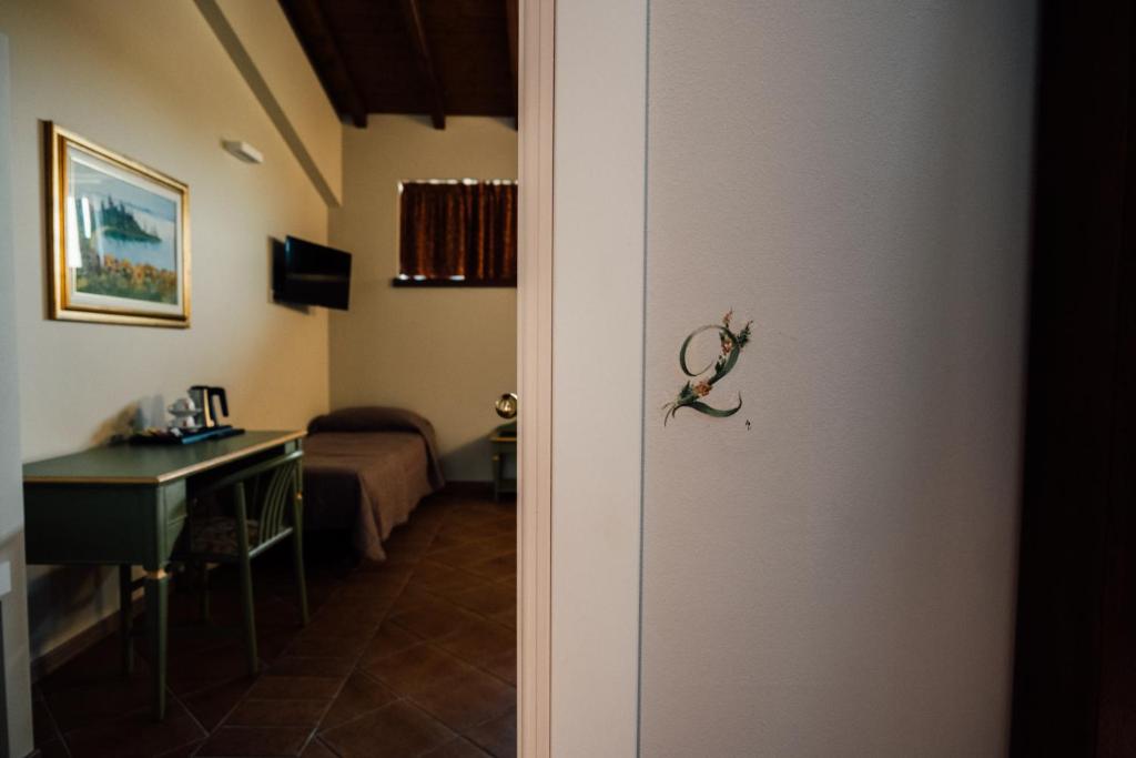 Televízia a/alebo spoločenská miestnosť v ubytovaní Albergo La Meridiana