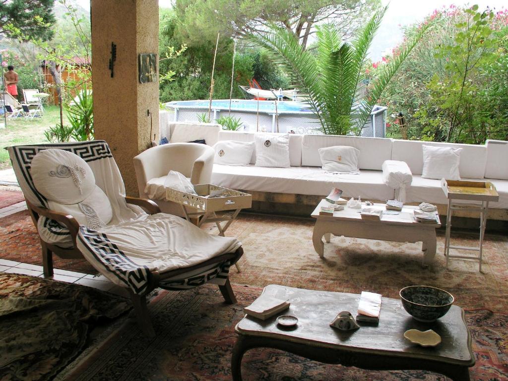 サン・フロランにあるVilla Chiaretta a Mareのリビングルーム(白いソファ、椅子付)