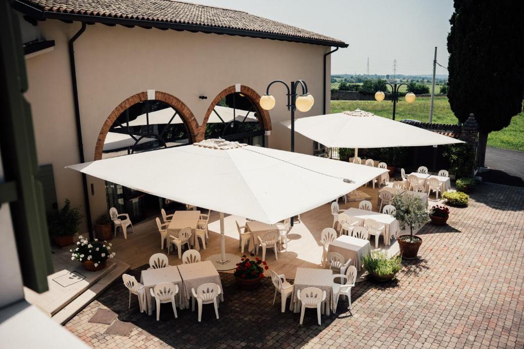 Reštaurácia alebo iné gastronomické zariadenie v ubytovaní Albergo La Meridiana