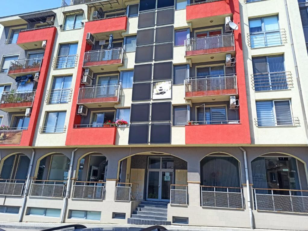 een appartementencomplex met rode balkons en trappen bij Gabrovo Relax Apartment in Gabrovo