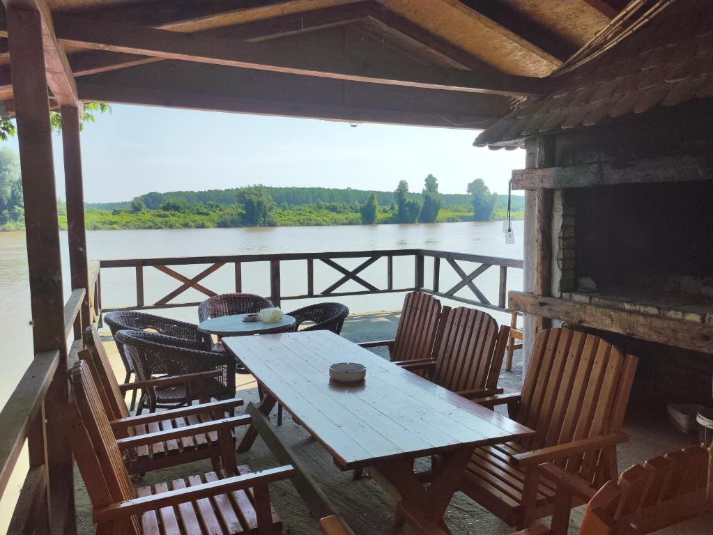 Balkón nebo terasa v ubytování Vikendica Tisa Dukatar