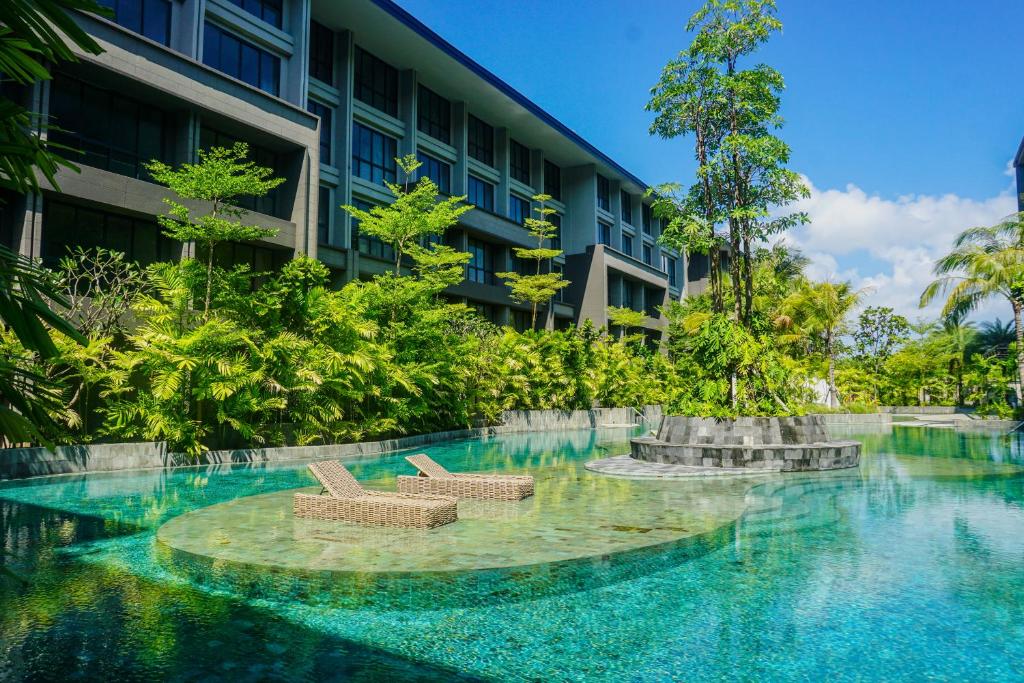 Bazén v ubytování Nusa Dua Suites powered by Cocotel nebo v jeho okolí