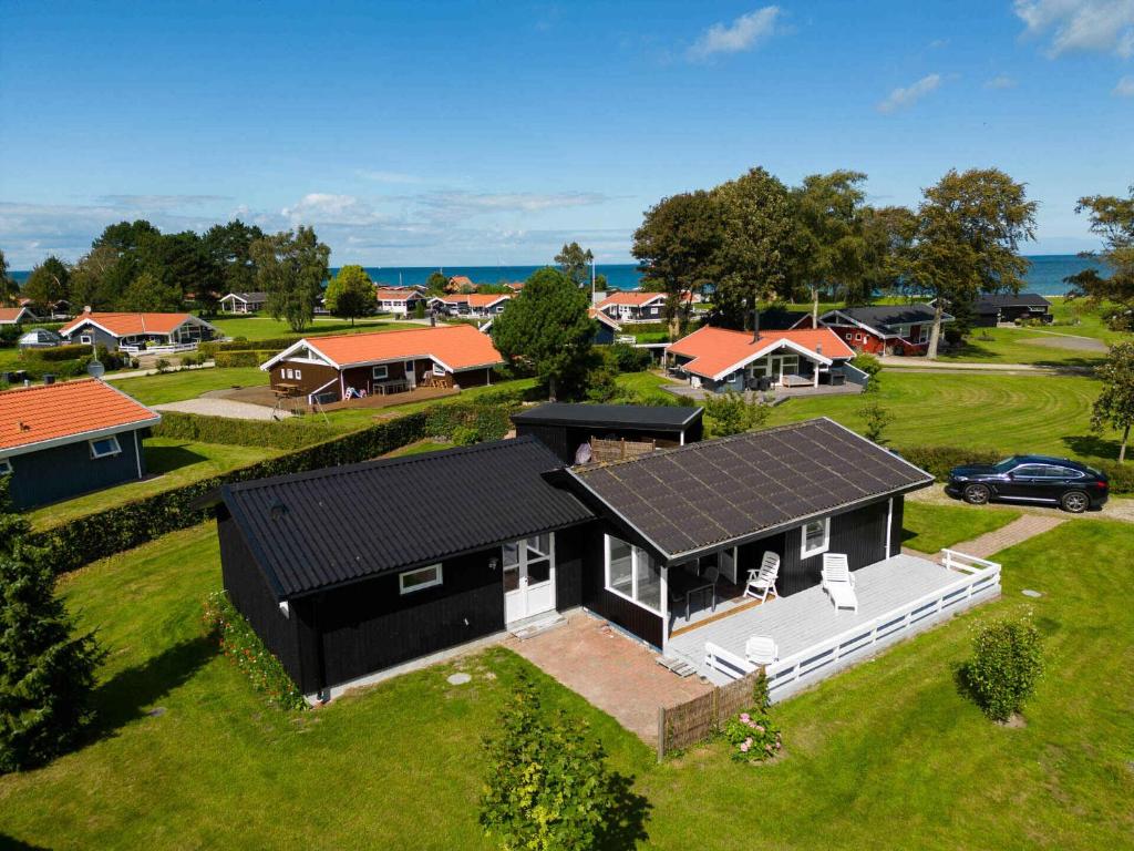 una vista aérea de una casa con techo solar en Liljeparken 30, en Otterup