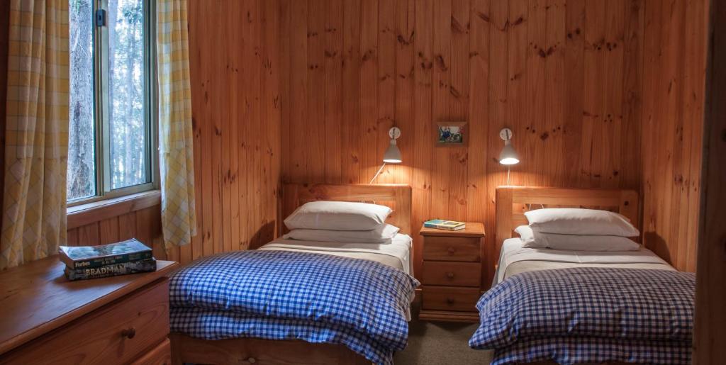 Postel nebo postele na pokoji v ubytování Balingup Heights Hilltop Forest Cottages