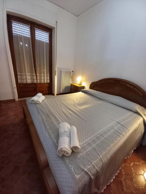 sypialnia z łóżkiem z dwoma ręcznikami w obiekcie Montagna - Acerno w mieście Acerno
