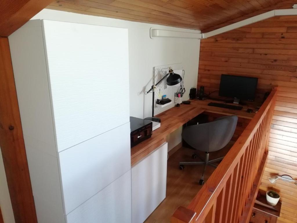 a room with a desk with a computer and a chair at MagHouse in Cestas