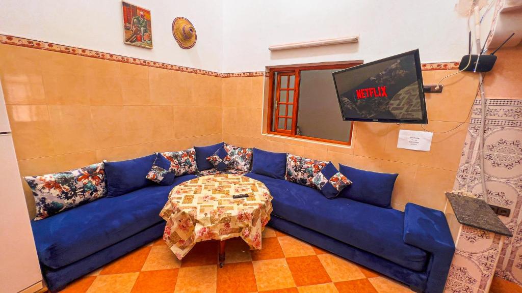 a blue couch with a table in a room at dar haut de gamme Et à un prix imaginaire Hostcom in Oujda