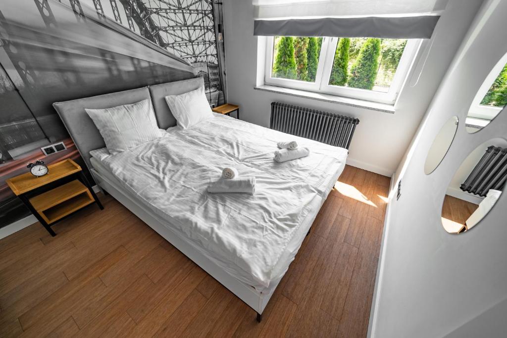 Tempat tidur dalam kamar di Zielona Polana Luxury Apartment
