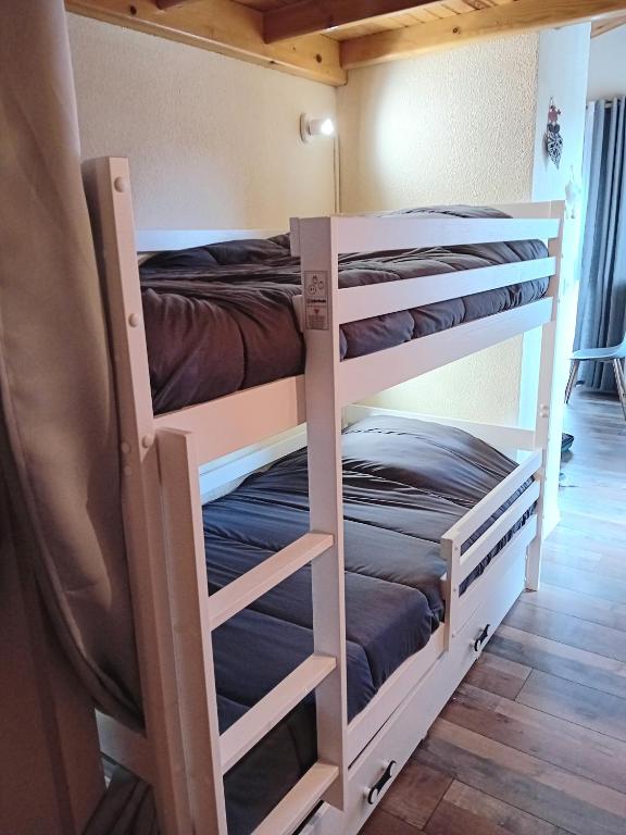 Postel nebo postele na pokoji v ubytování Studio Estany 4 personnes avec vue montagne