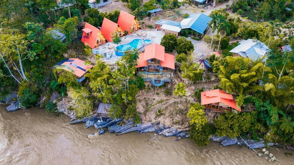 una vista aérea de una casa en una isla en el agua en RioVida EcoLodge, 