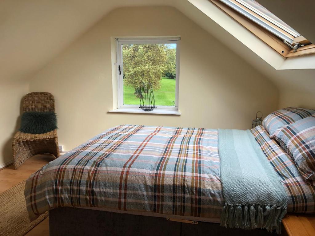 1 dormitorio con cama y ventana en Fairway House, en Carrickfergus