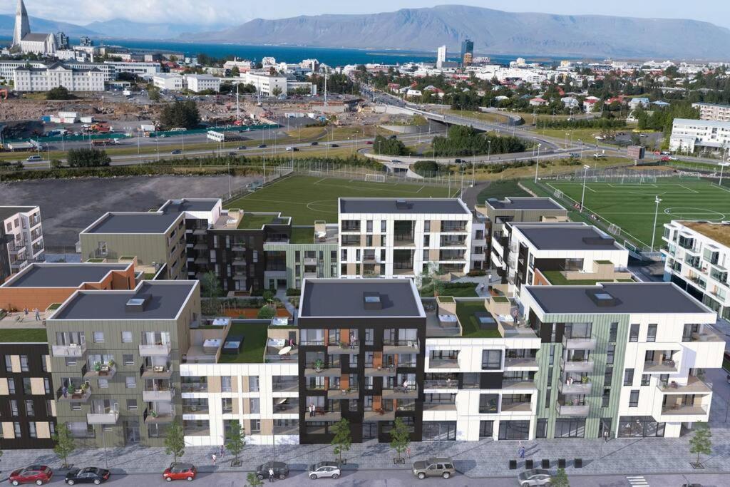 una vista aerea di una città con edifici di A modern & homely apartment a Reykjavik