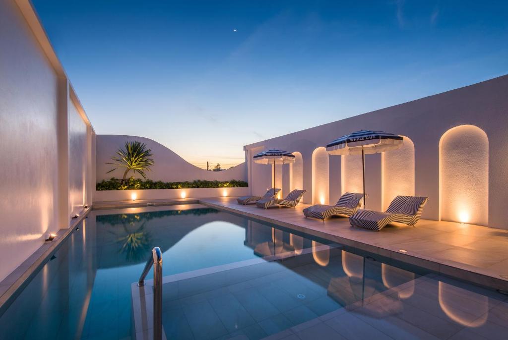 A piscina localizada em Sleep Whale Hotel ou nos arredores