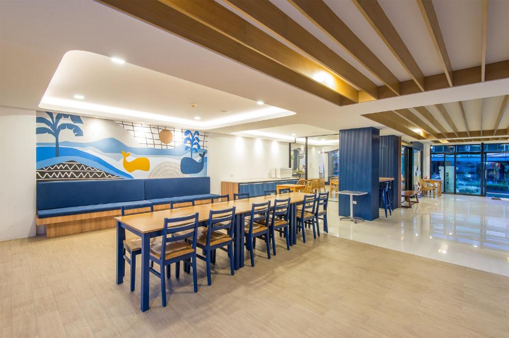 Uma área de estar em Sleep Whale Hotel