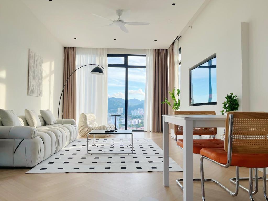 喬治市的住宿－The Beacon Executive @Penang Georgetown，客厅配有白色的沙发和桌子