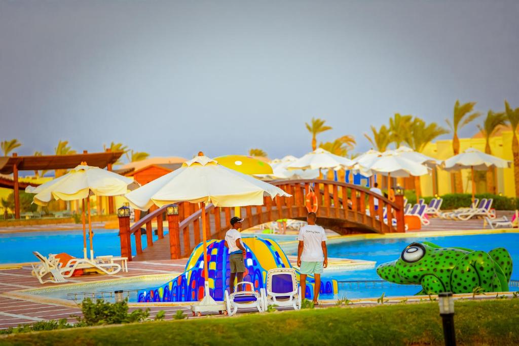 Bazén v ubytování Amarina Queen Resort & Aqua Park Marsa Alam nebo v jeho okolí