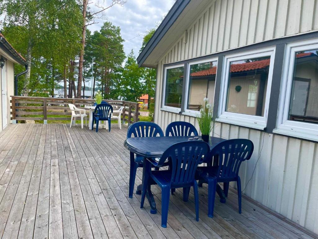 un patio con mesa y sillas en una terraza en Holiday home Mönsterås VIII en Mönsterås