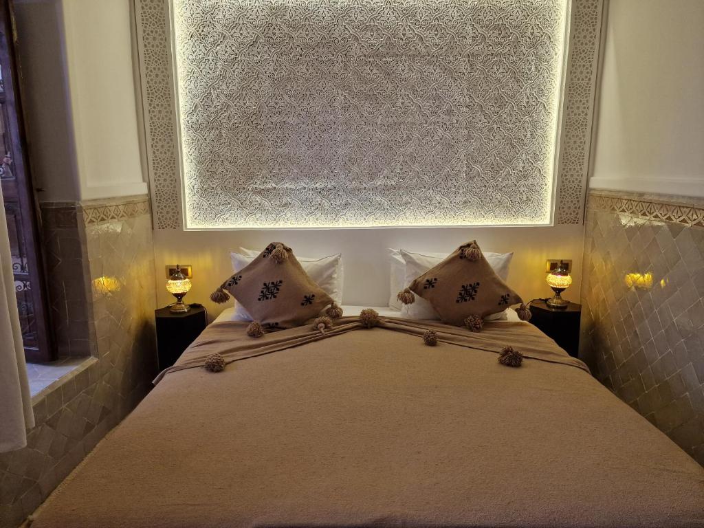 Postel nebo postele na pokoji v ubytování Riad Des Arts