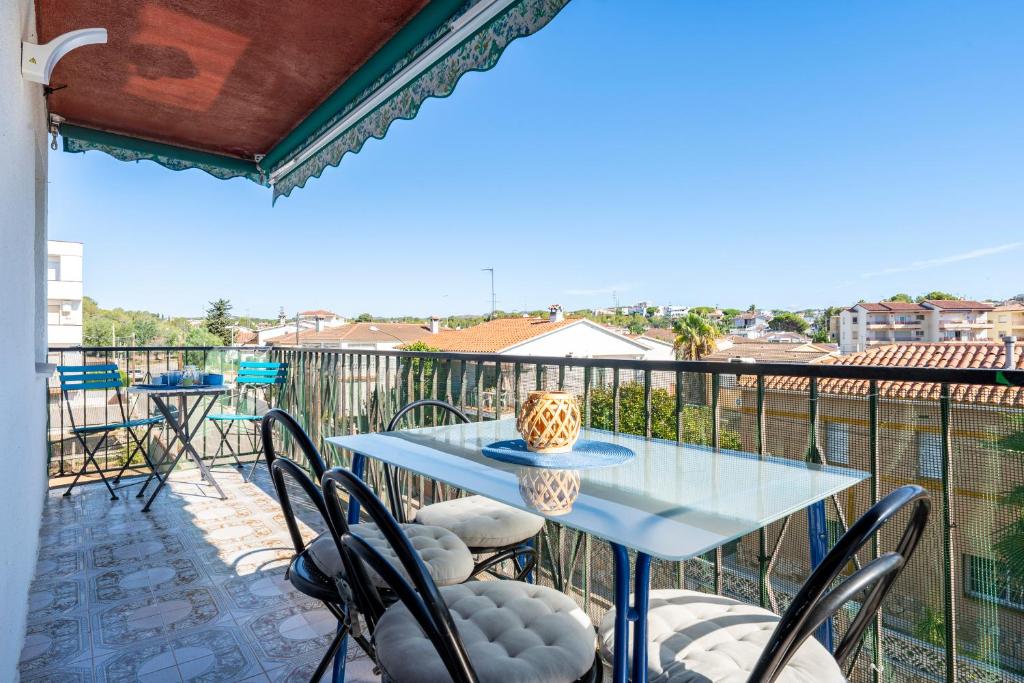 a patio with a table and chairs on a balcony at Apartamento Paul in Torredembarra