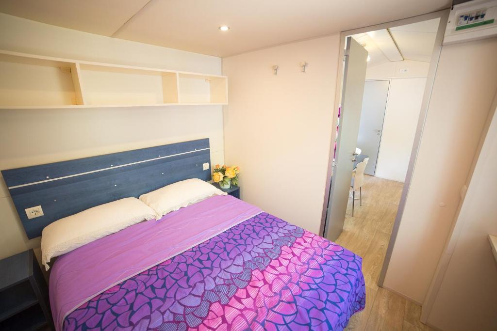 A bed or beds in a room at Camping dei Tigli