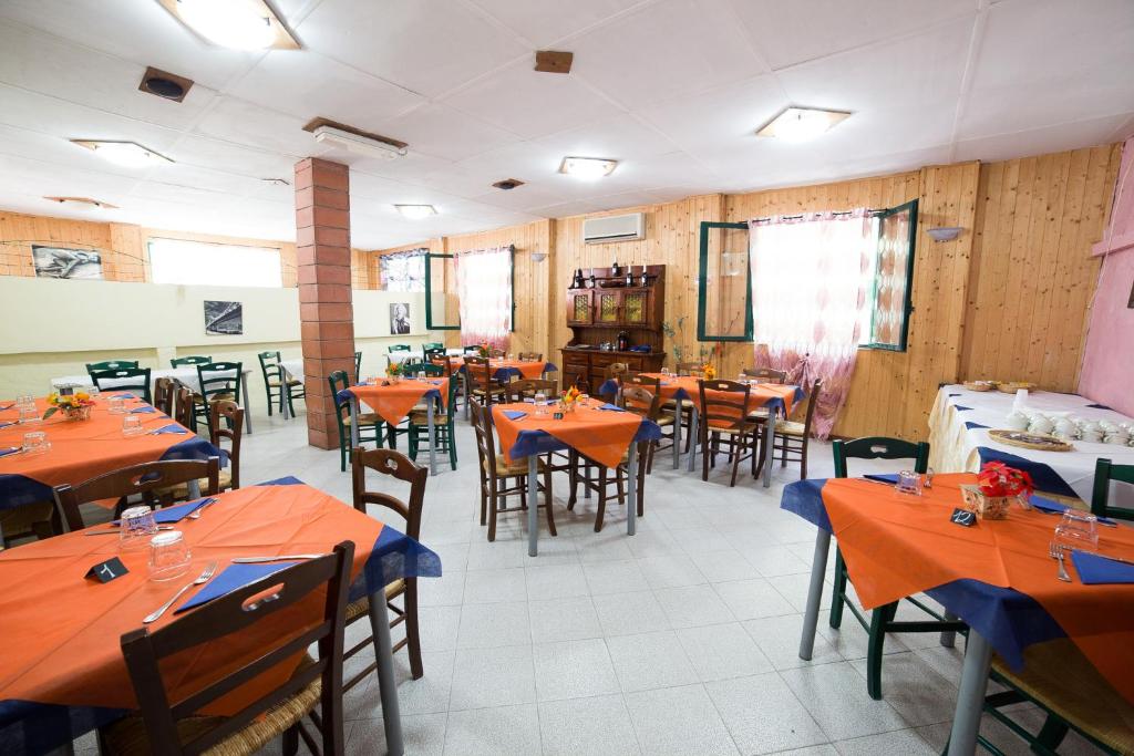 A restaurant or other place to eat at Camping dei Tigli
