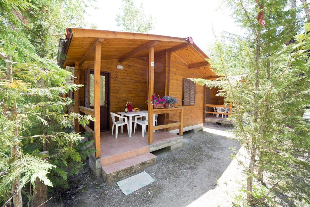 A garden outside Camping dei Tigli