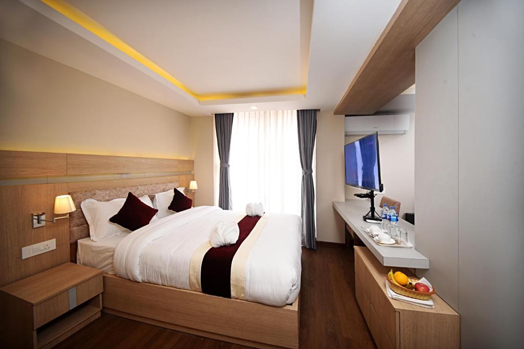 Postel nebo postele na pokoji v ubytování Divine Kathmandu Hotel