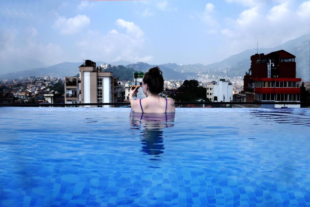 Bazén v ubytování Divine Kathmandu Hotel nebo v jeho okolí