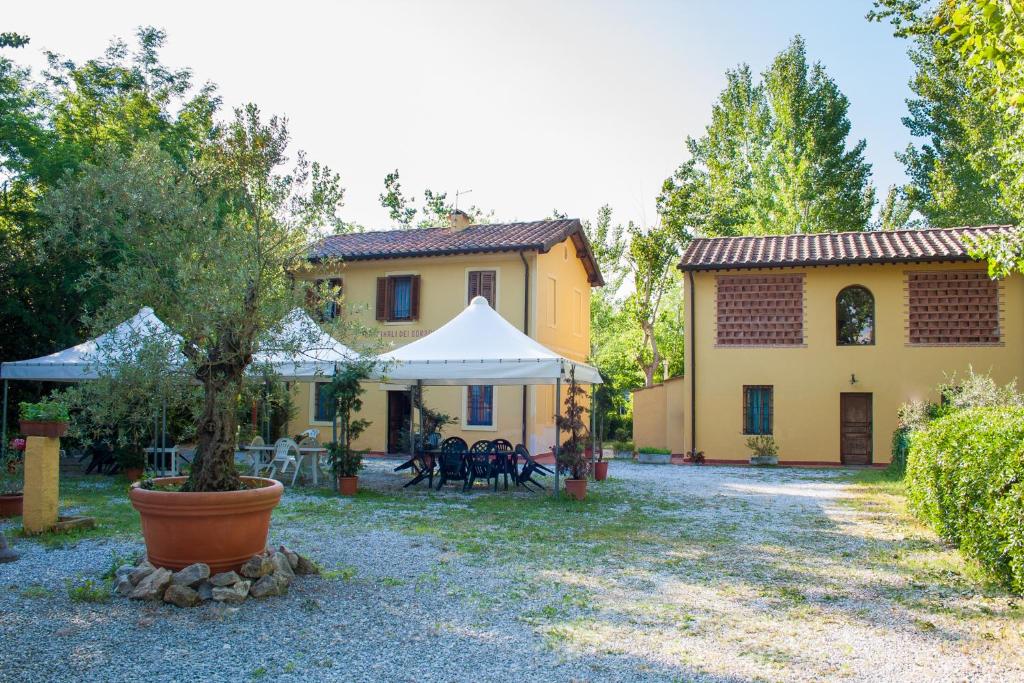 A garden outside Camping dei Tigli
