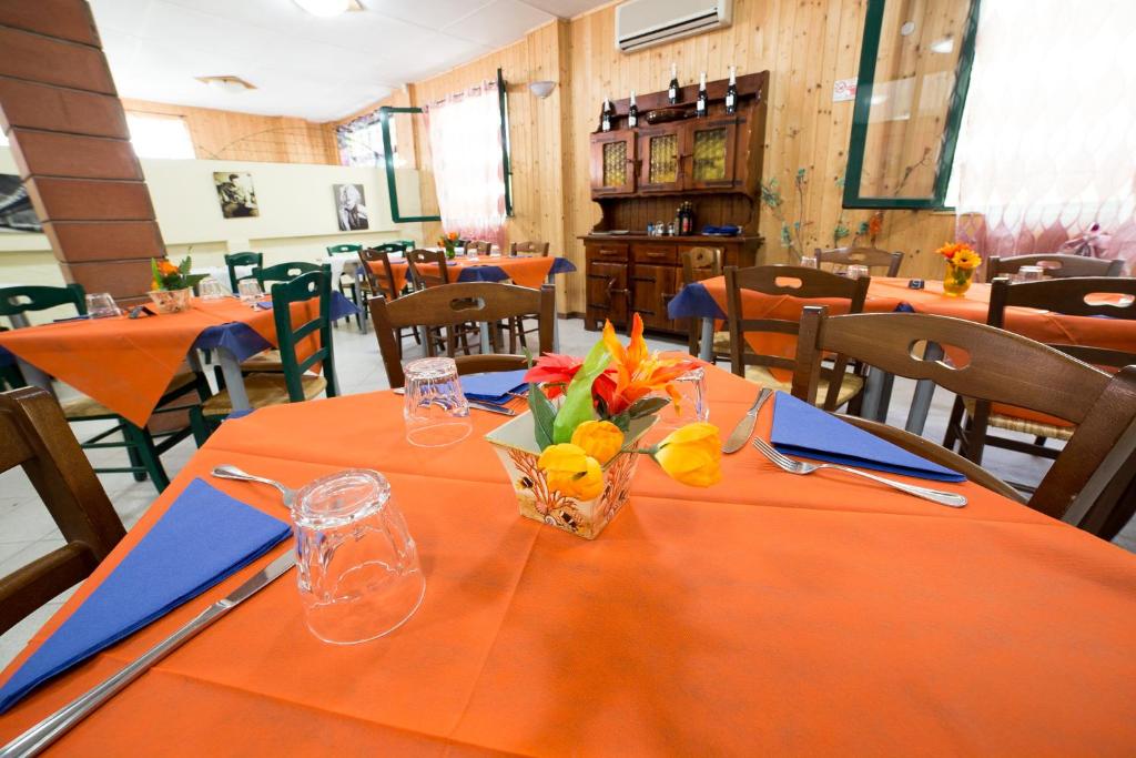 A restaurant or other place to eat at Camping dei Tigli