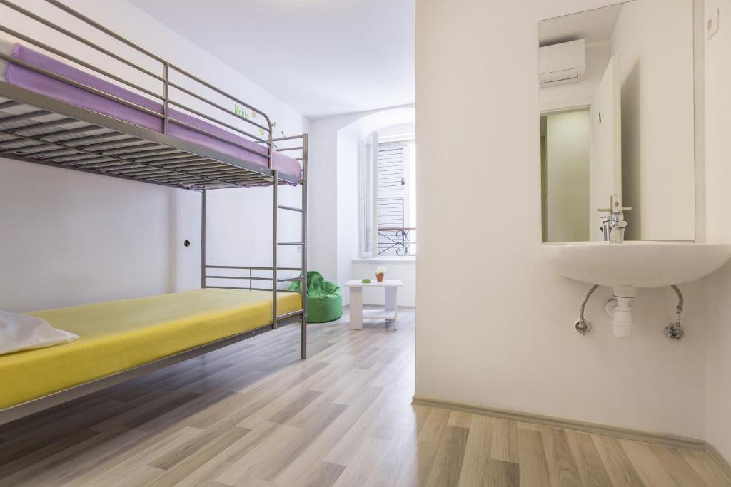 Postel nebo postele na pokoji v ubytování Downtown Hostel