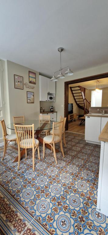 勒波泰勒的住宿－Maison clana，用餐室以及带桌椅的厨房。