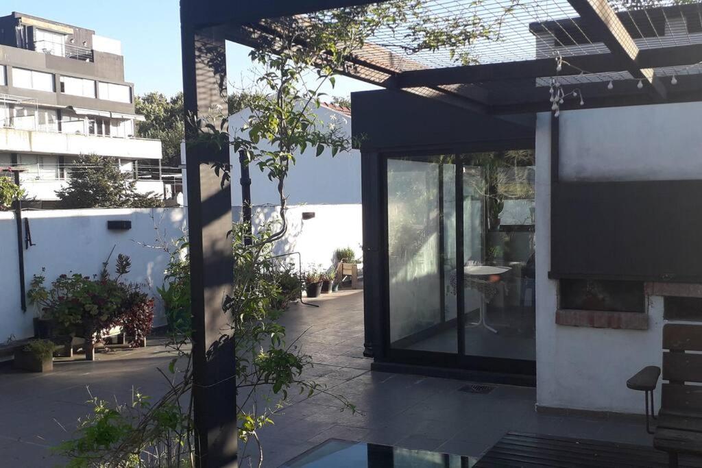 Palacio Lugones - Terraza Premium في بوينس آيرس: اطلالة على مبنى مع نافذة كبيرة