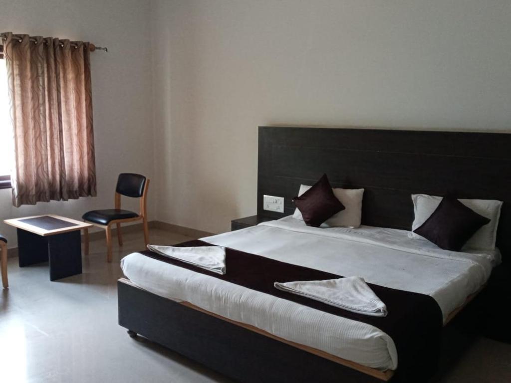 En eller flere senge i et værelse på Nijaguna Residency