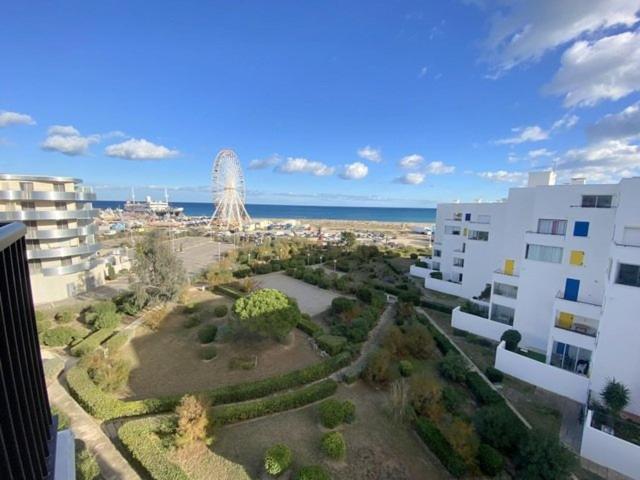 - une vue aérienne sur un jardin en face d'un bâtiment dans l'établissement Studio cosy avec très belle vue sur la mer et parking privé 4GP162, au Barcarès