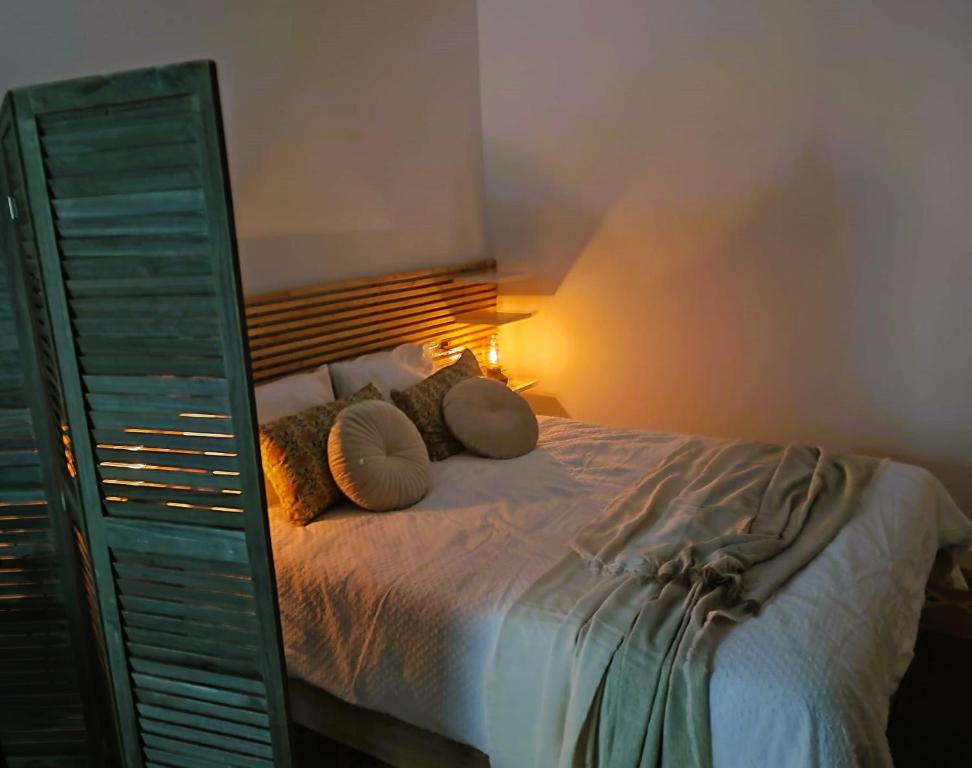 een slaapkamer met een bed en een spiegel bij Apartamento Albariño 23 in Novelda